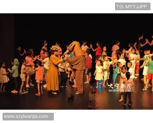 足球明星与儿子亲密互动温馨瞬间展现父子情深的美好时光